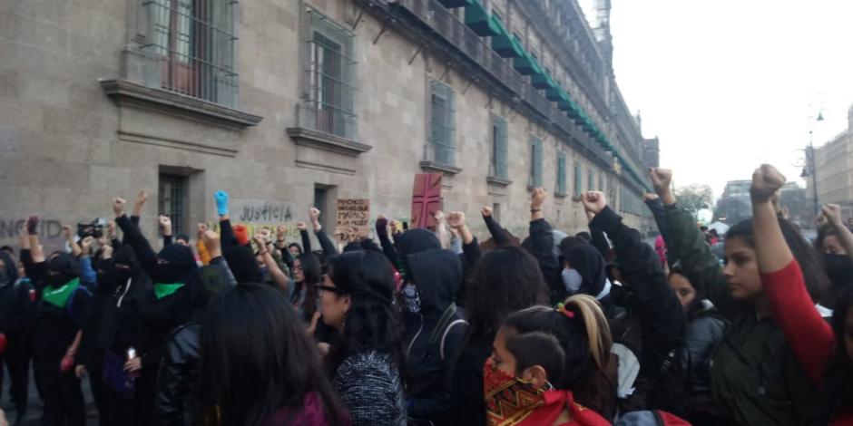 Ingresan a Palacio Nacional mujeres que protestan por feminicidios (VIDEO)
