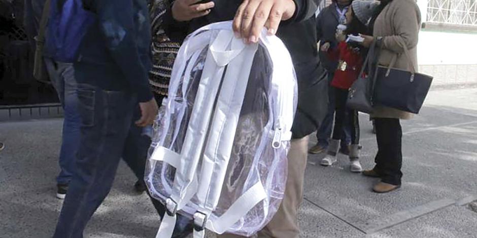 Piden en el Cervantes mochila transparente