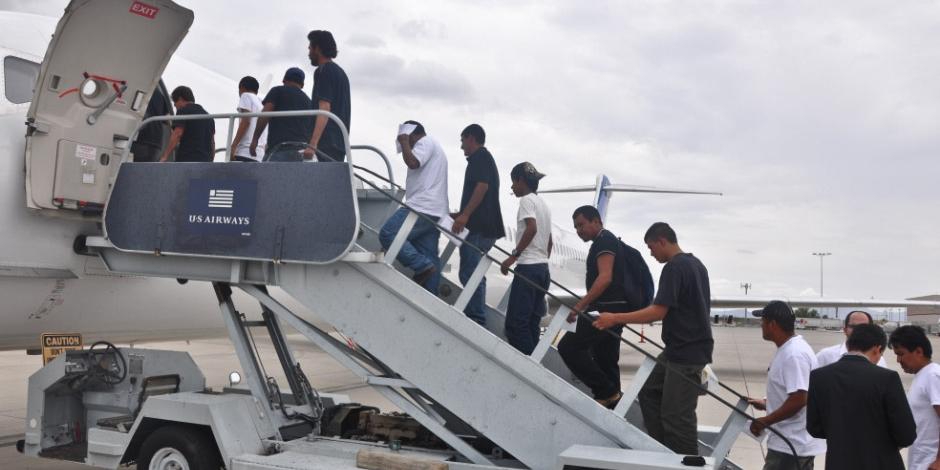 En primer vuelo de 2020, EU deporta a 124 mexicanos