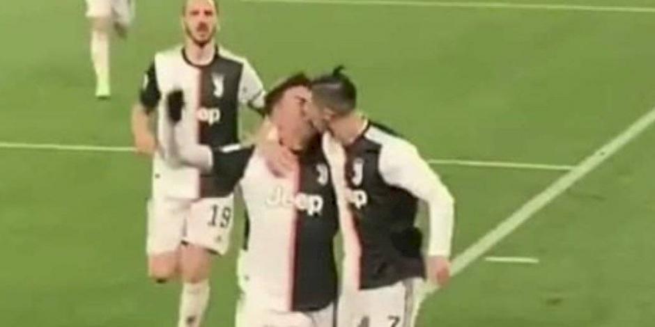 Cristiano Ronaldo besa a Paulo Dybala en la boca y se hace viral
