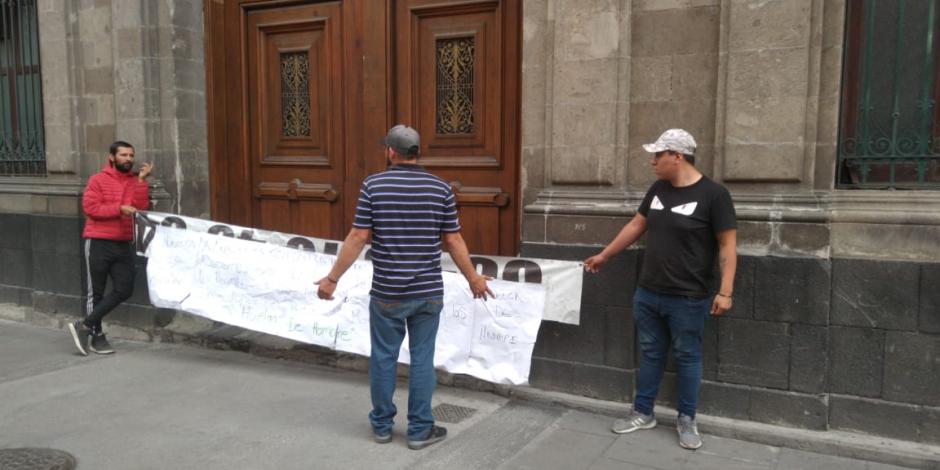 Manifestantes impiden a empresarios salir de Palacio Nacional
