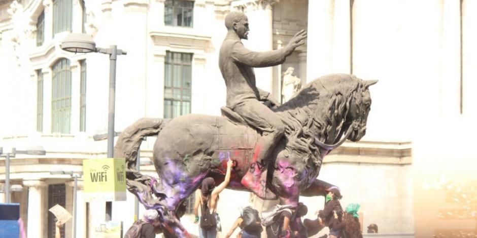 Encapuchadas rompen cerco y dejan pintas en monumento a Madero