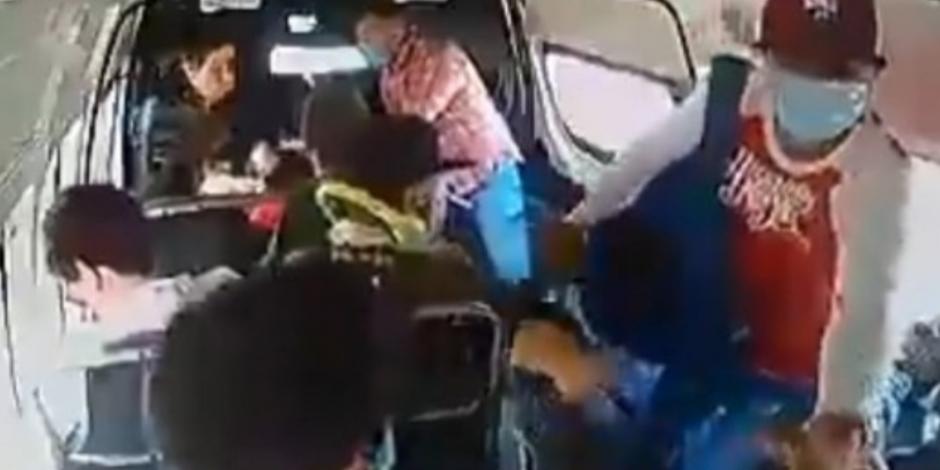 Sujetos con cubrebocas asaltan a pasajeros de combi en México-Puebla (VIDEO)