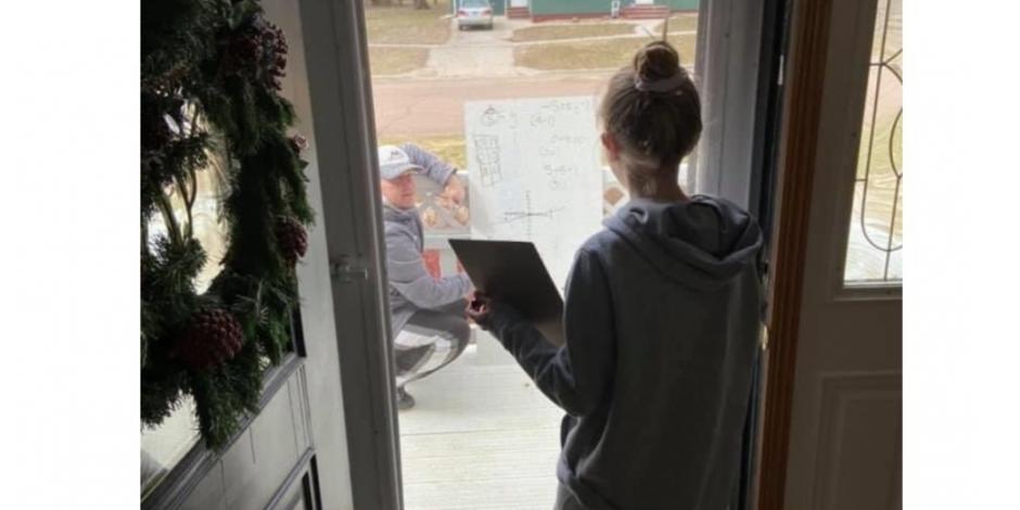 Alumna no puede resolver tarea y profesor le ayuda a través de la ventana