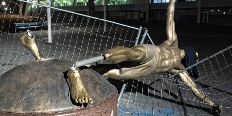 Derrumban estatua de Ibrahimovic en Suecia, a horas de su debut en Italia
