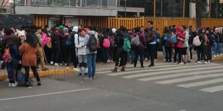 Cierran accesos a Prepas 5 y 3 en apoyo a marcha del CCH Azcapotzalco