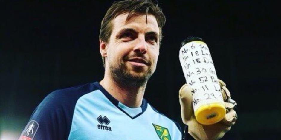 Portero del Norwich usa acordeón y elimina al Tottenham de la FA Cup