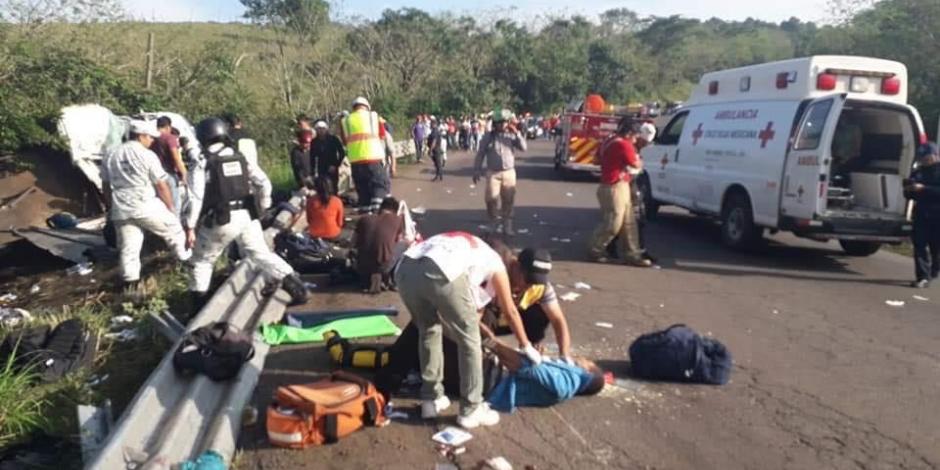 Suman 81 migrantes lesionados por volcadura de camión