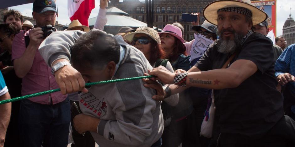 Morenistas hostigan a la Caminata por la Paz en el Zócalo