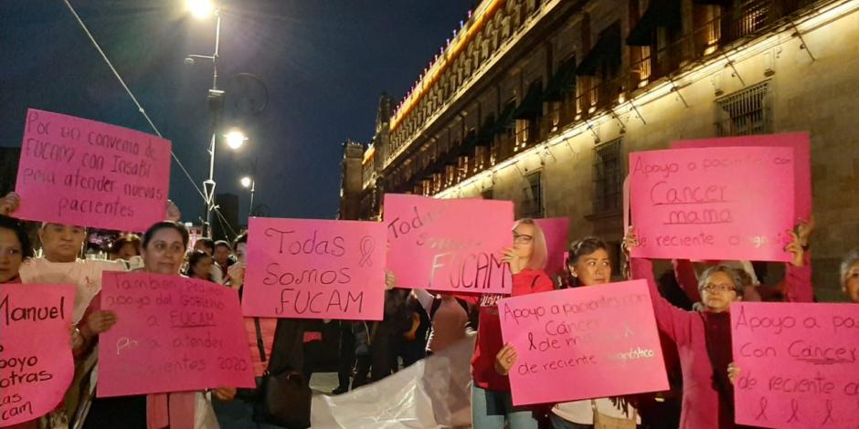 Protestan, otra vez, mujeres con cáncer afuera de Palacio Nacional (VIDEO)