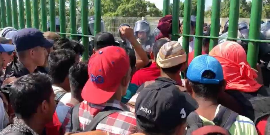 Permiten ingreso controlado a migrantes en puente fronterizo de Chiapas