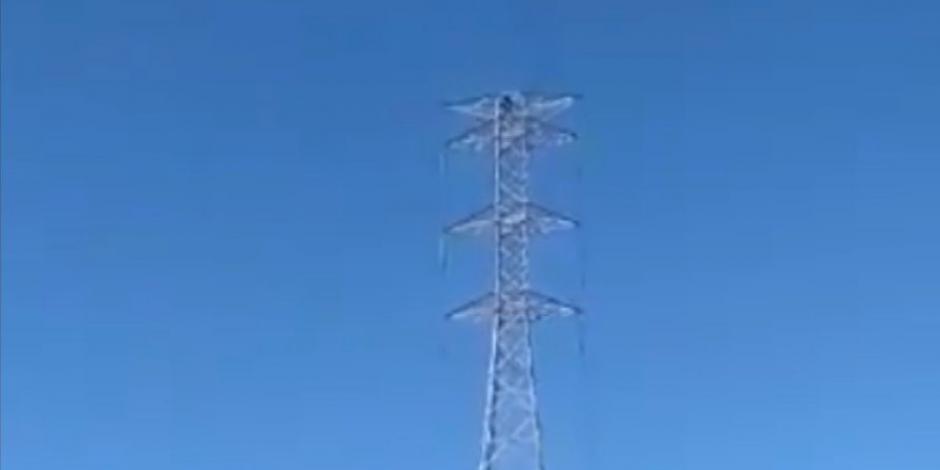 Hombre amenaza con tirarse de torre eléctrica en Torreón