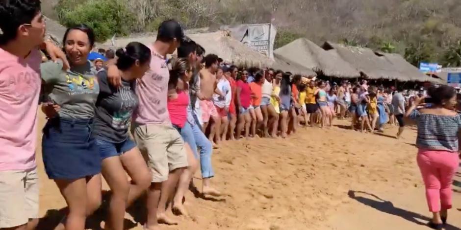 Vacacionistas arman bailongo en playa El Maguey de Huatulco (VIDEO)