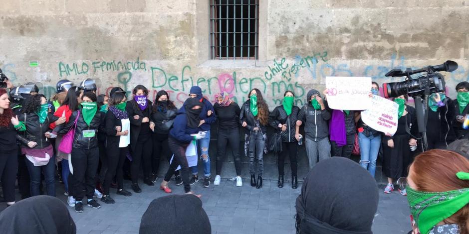 Protesta grupo de mujeres por Fátima en Palacio Nacional (VIDEO)