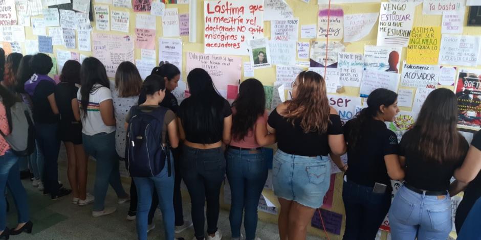 Con mural, alumnas de Veracruz exhiben a acosadores (FOTOS)
