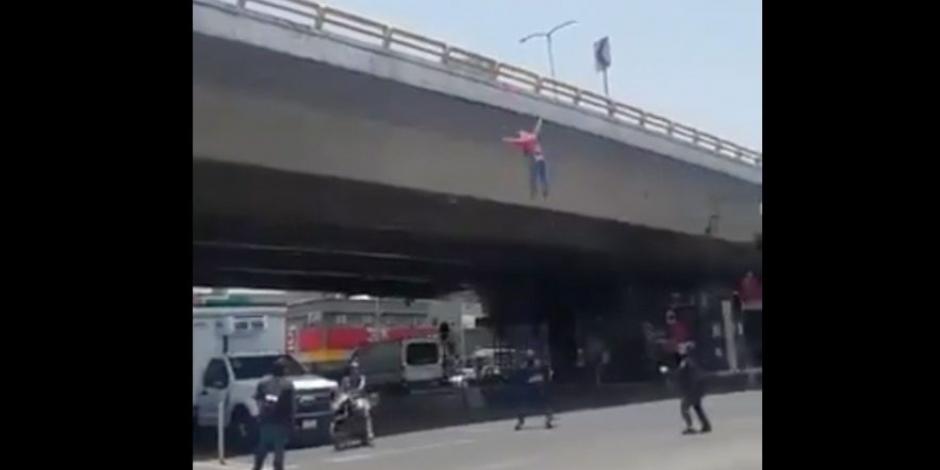 Sujeto se arroja de puente vehicular en Circuito Interior