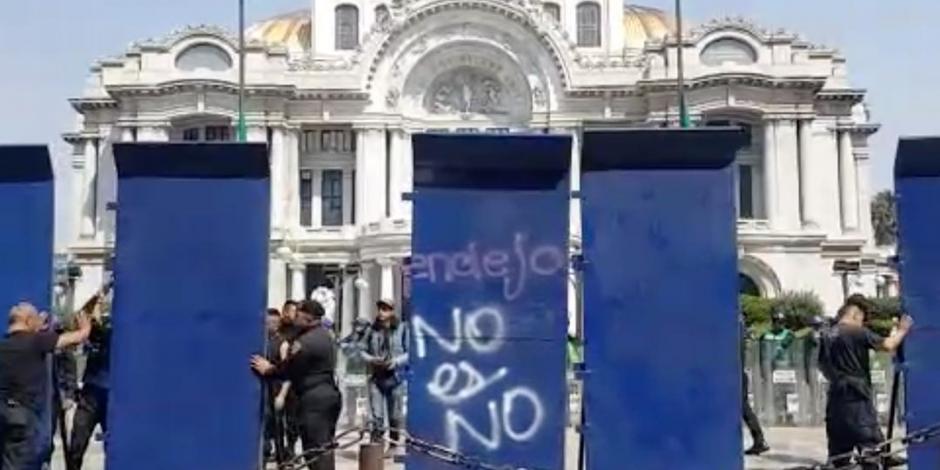 Blindan con vallas metálicas Bellas Artes por marcha de mujeres (VIDEO)