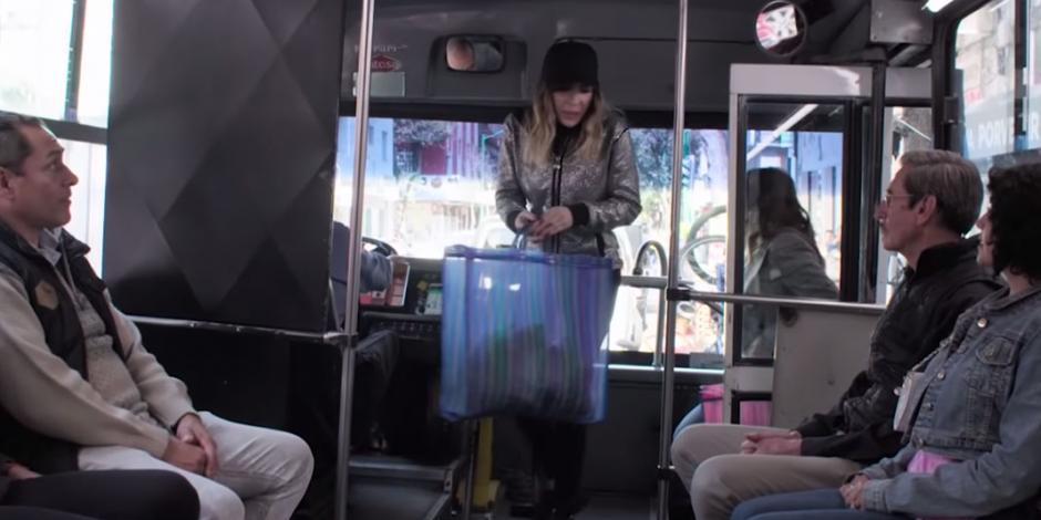 Así fue la primera vez de Belinda en un microbús (VIDEO)