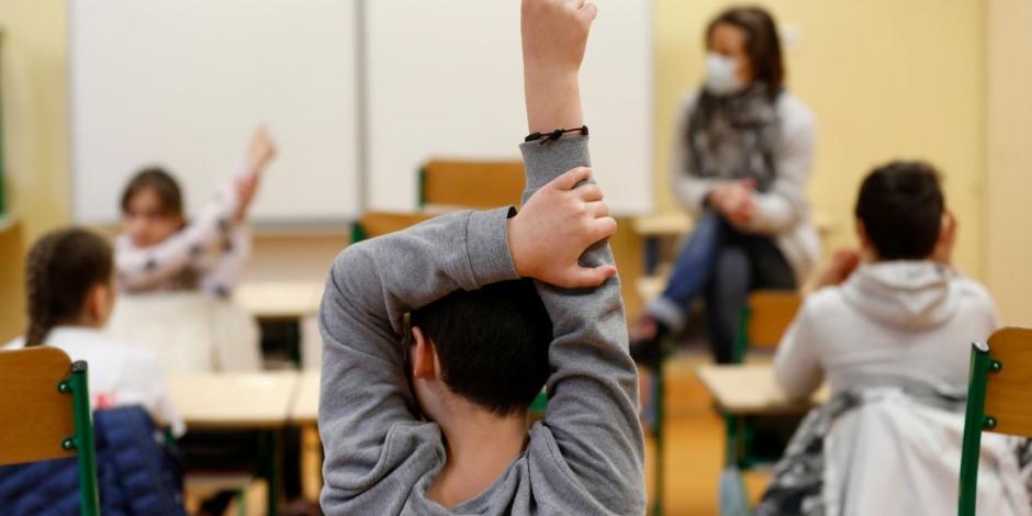 Con el regreso a clases en marcha, Francia reporta brote de COVID-19 en escuelas