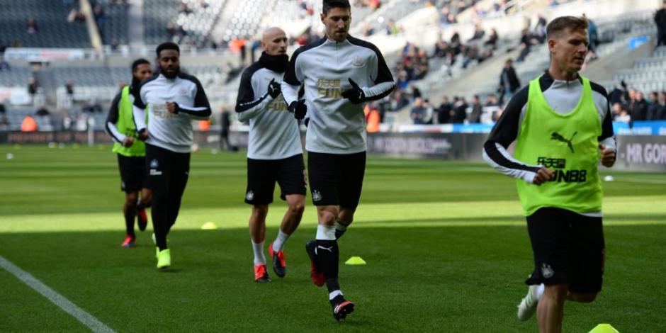 Newcastle prohíbe a sus futbolistas saludarse de mano por Covid-19