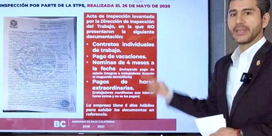 Sergio Moctezuma, secretario del trabajo de BC, muestra algunas irregularidades de empresas en la entidad durante la pandemia.