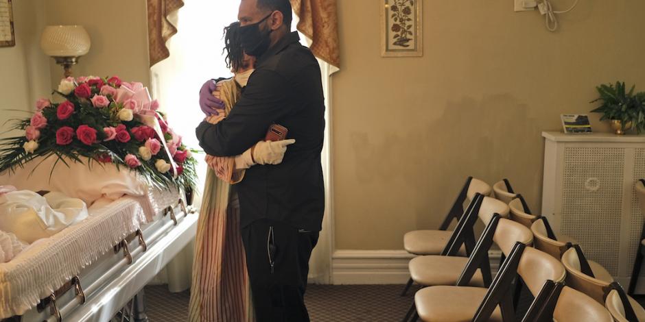 Los hermanos Erika y Dwayne se consuelan por la muerte de su madre, en Newark, el 2 de mayo.