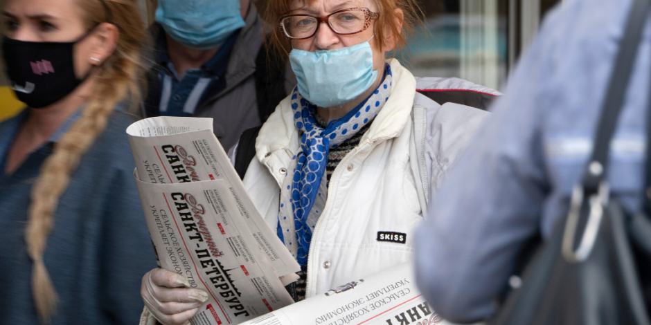 Una mujer usa una máscara facial para protegerse contra el COVID-19 en San Petersburgo, Rusia, el 25 de mayo de 2020.