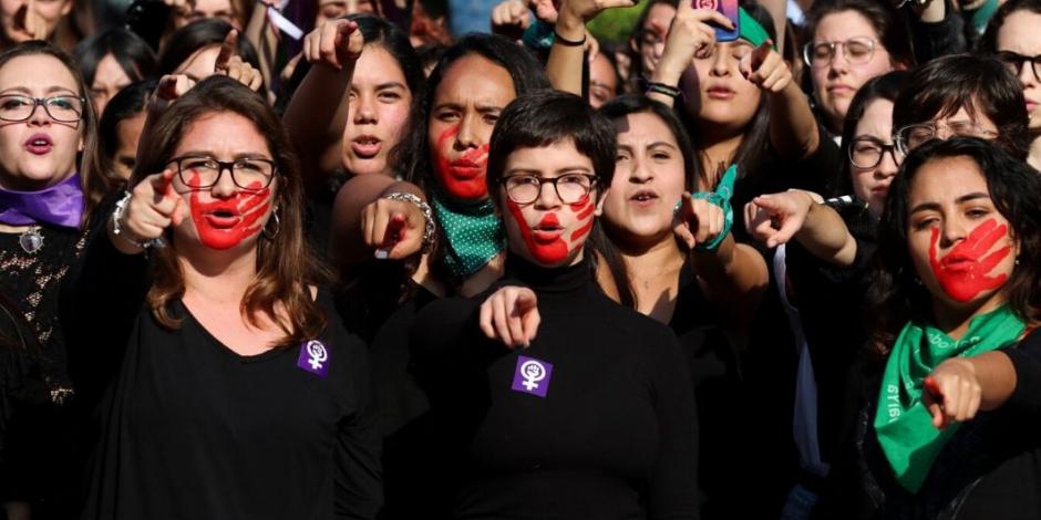 Alumnas de la Universidad Iberoamericana realizaron el perfomance "Un violador en tu camino", el 2 de diciembre de 2019.