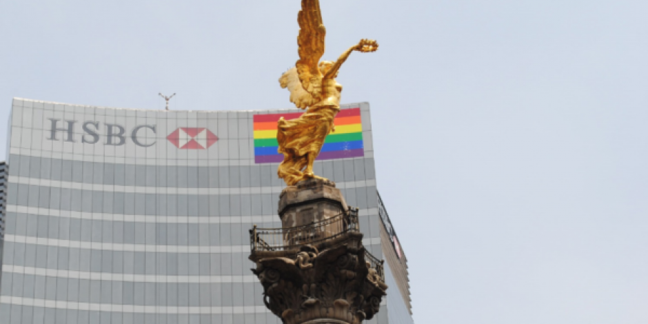 HSBC iza bandera multicolor en torre corporativa; celebra inclusión