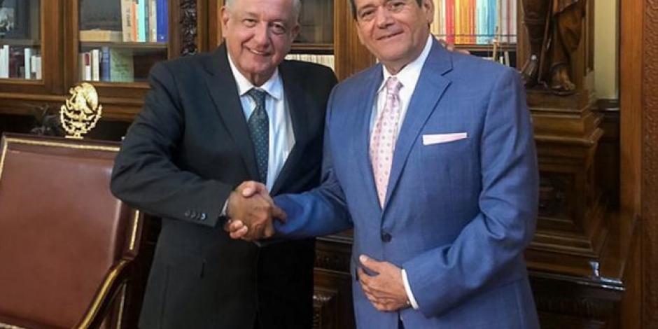 AMLO recibe en Palacio Nacional al empresario René Calderón