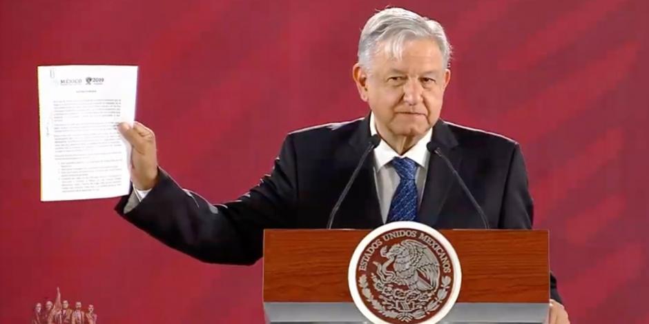 López Obrador firma carta compromiso de no reelección