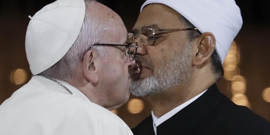 Con histórico beso, Papa e Imán egipcio pactan luchar "contra el extremismo"