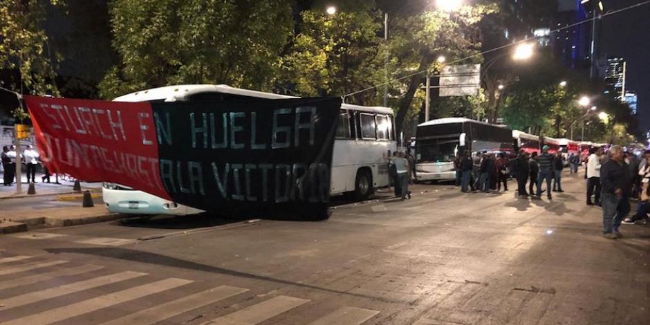 Con bloqueo en Reforma, trabajadores de Chapingo exigen aumento salarial