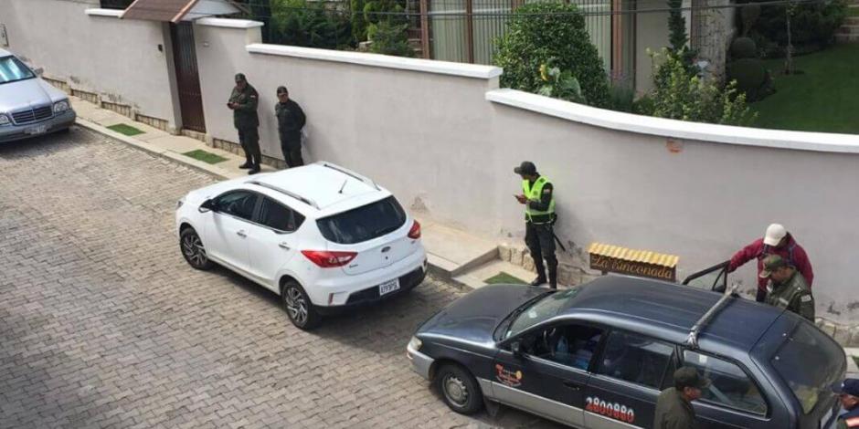 Acusa SRE llegada de más policías bolivianos a Embajada de México