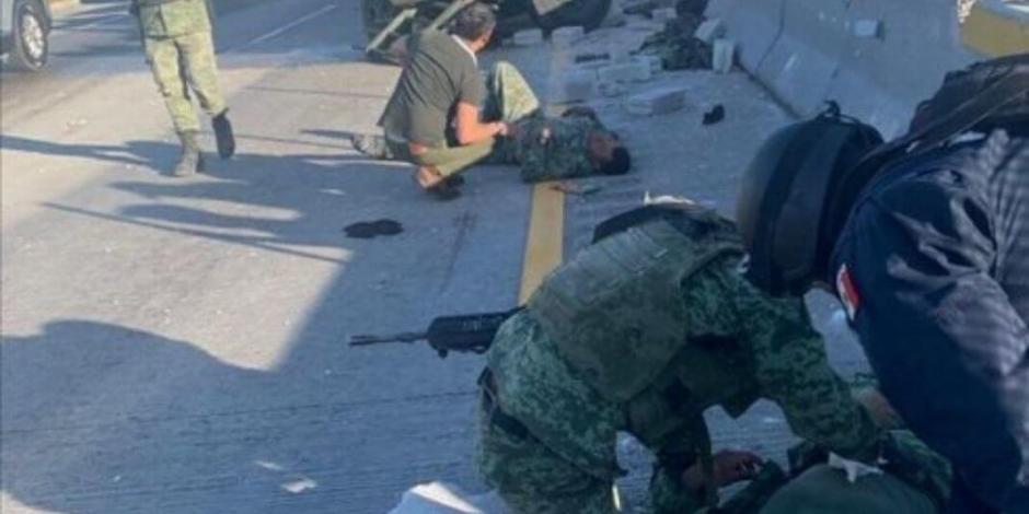 Vuelca camioneta con militares en carretera Puebla-Orizaba