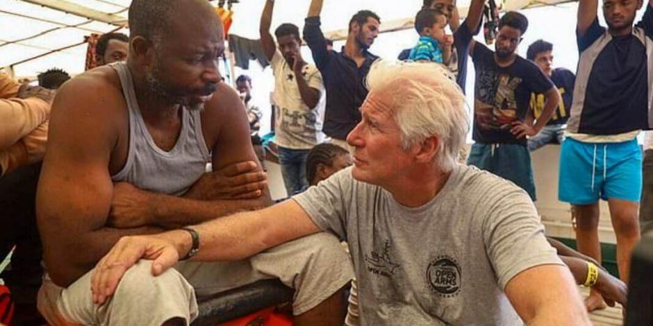 Richard Gere lleva comida a inmigrantes rescatados en altamar