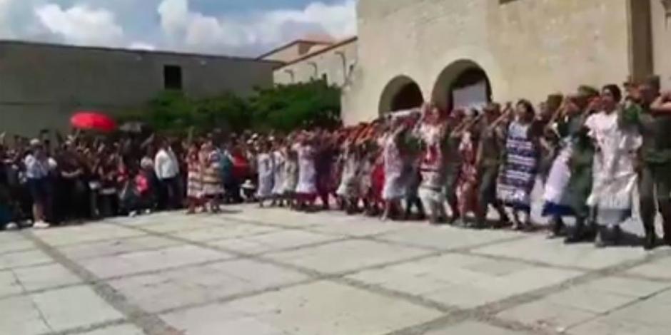 VIDEO: Militares bailan junto a pobladores en la Guelaguetza