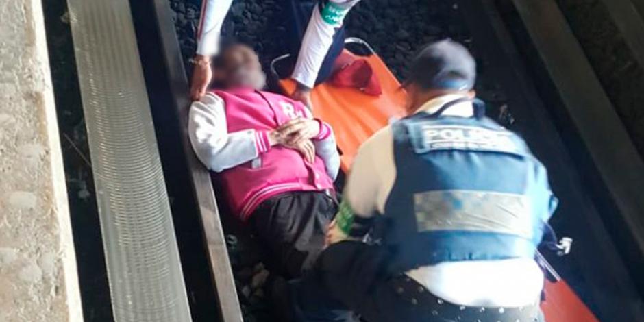 Hombre de 90 años se desmaya y cae a las vías del Metro