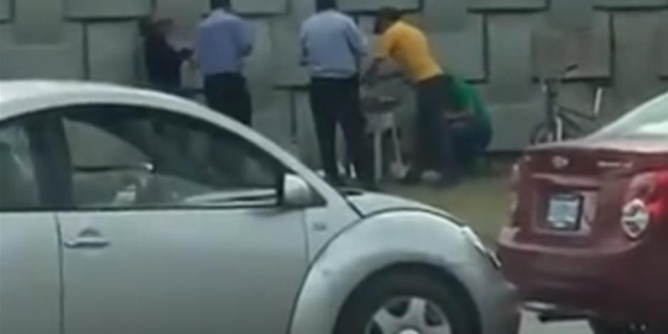 VIDEO: Automovilistas hacen carne asada mientras esperan cargar gasolina