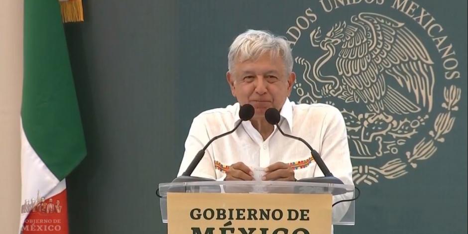 En Campeche, López Obrador entrega créditos a ganaderos