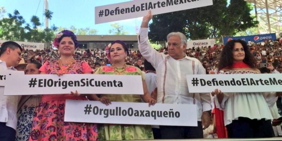 Frausto encabeza protesta en la Guelaguetza contra plagio de diseños