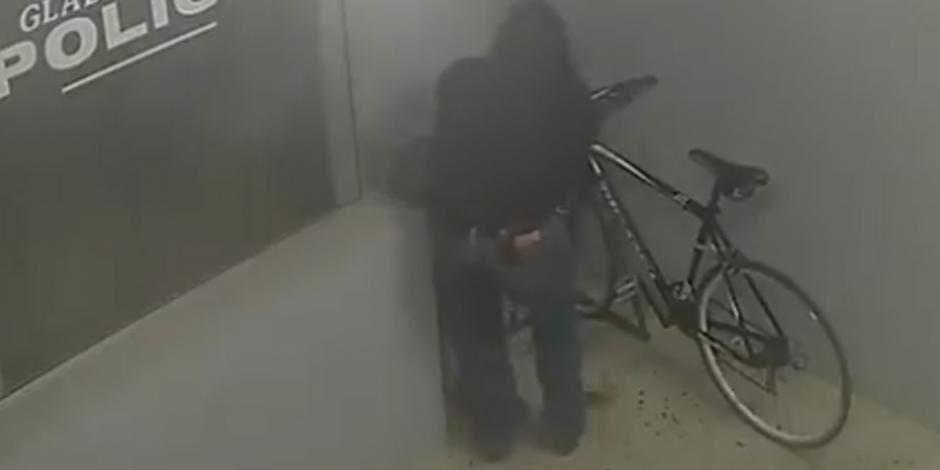 Captan a hombre robando una bicicleta afuera de estación policiaca en EU