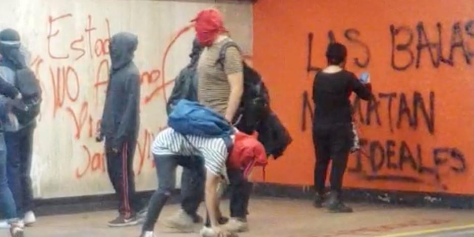 VIDEO: Cien encapuchados realizan pintas en 5 estaciones del Metro