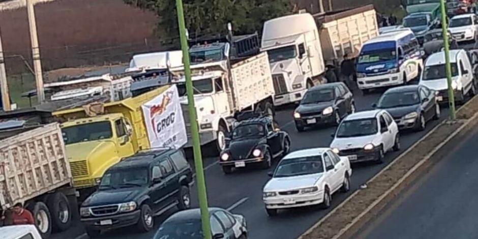 Transportistas bloquean carretera México-Pachuca en Tecámac