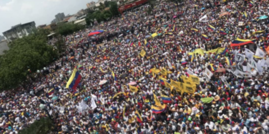 Juan Guaidó y la marcha avanzan al oeste; entonan el himno
