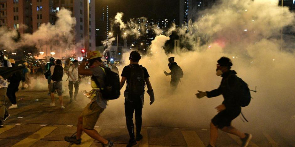 Manifestantes en Hong Kong son dispersados con gas lacrimógeno por la policía
