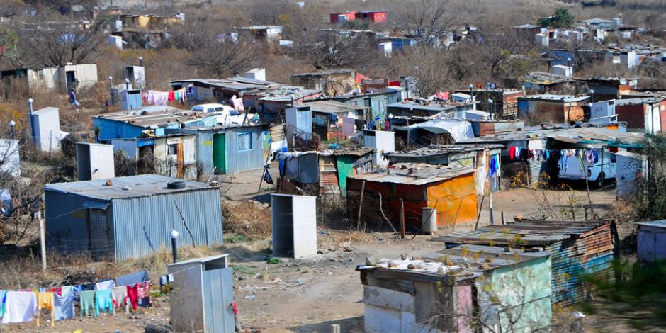 Pobreza baja 5% pero sube a 52 millones el número de pobres: Coneval