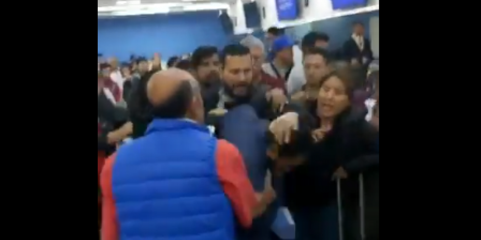 #LordInterjet: Empleado de aerolínea protagoniza pelea con clientes (VIDEOS)
