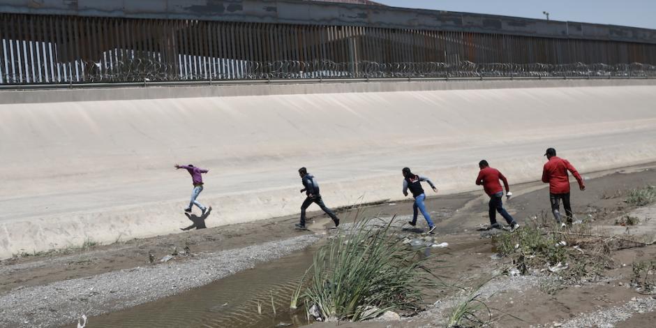 Cae número de migrantes detenidos en la frontera, revelan cifras de EU