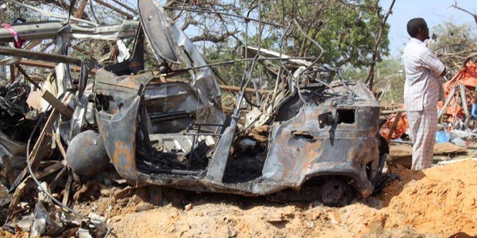 Suman 100 muertos en Somalia por atentado con coche bomba